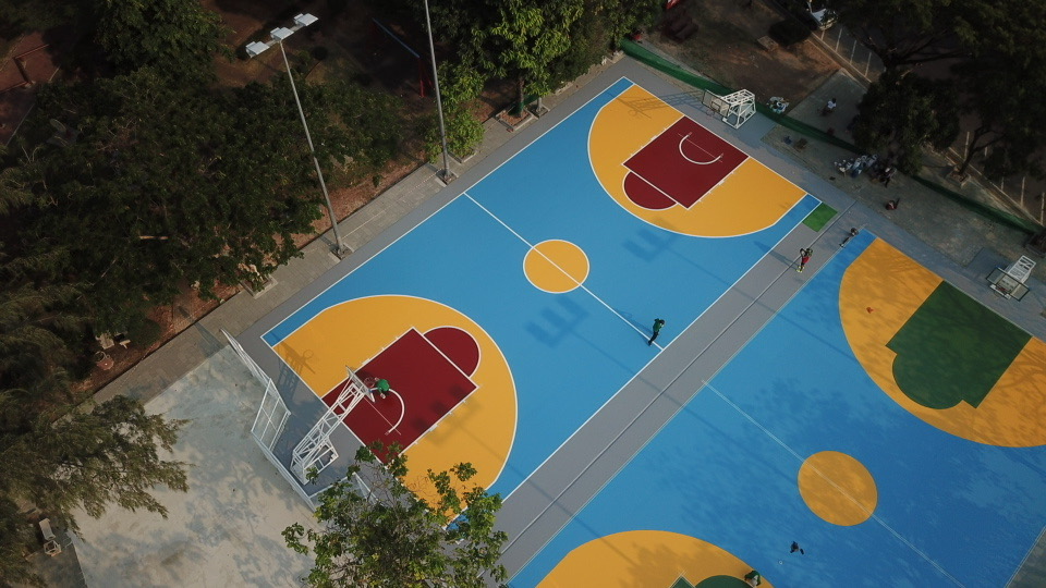 ภาพมุมสูงของสนามหลังปรับปรุง เห็นผังสนามและพื้นที่รอบสนาม