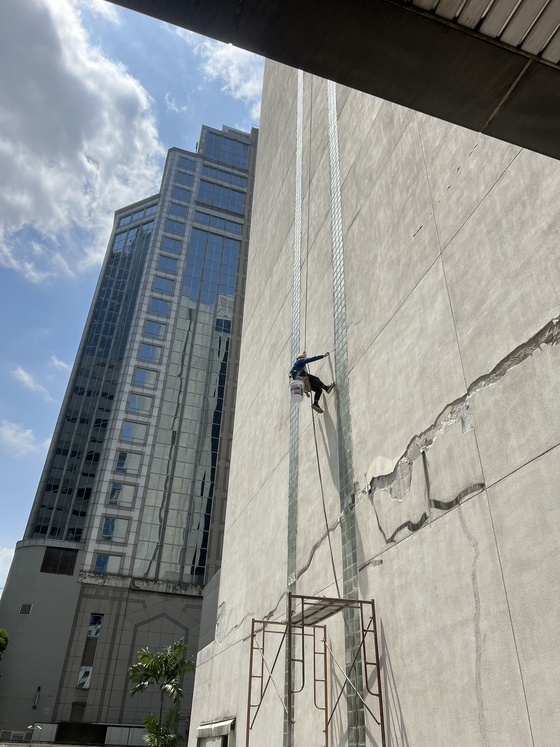 งานซ่อมรั่วซึมซ่อมแซมรอยร้าวและทาสีใหม่