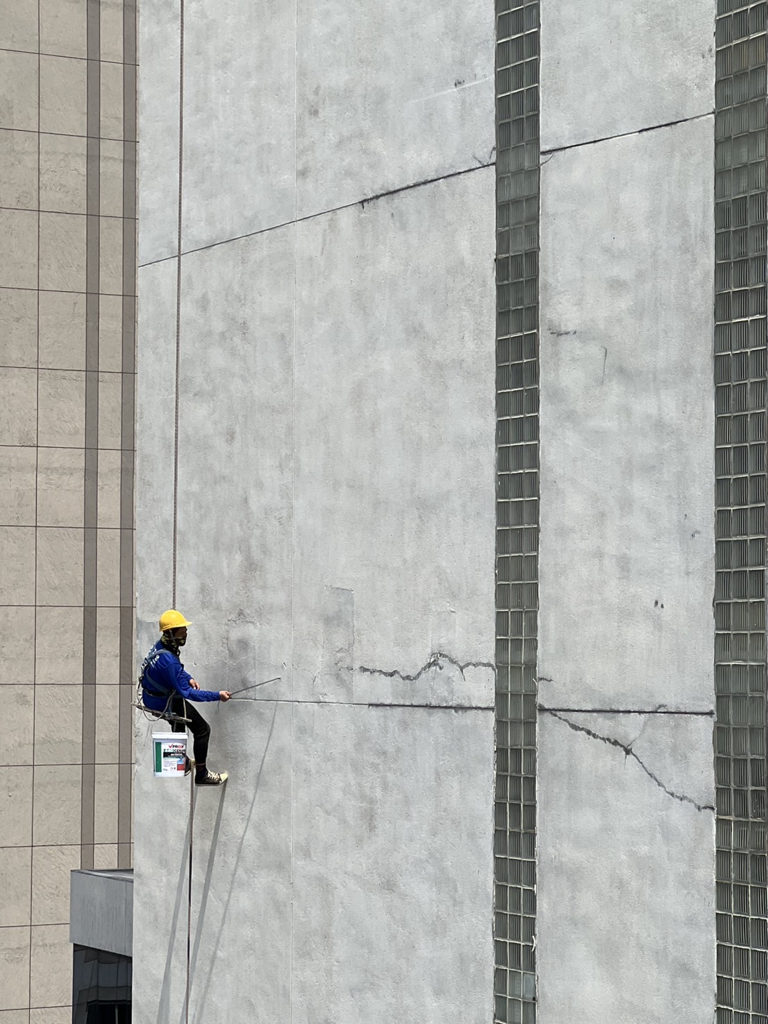 งานซ่อมรั่วซึมซ่อมแซมรอยร้าวและทาสีใหม่