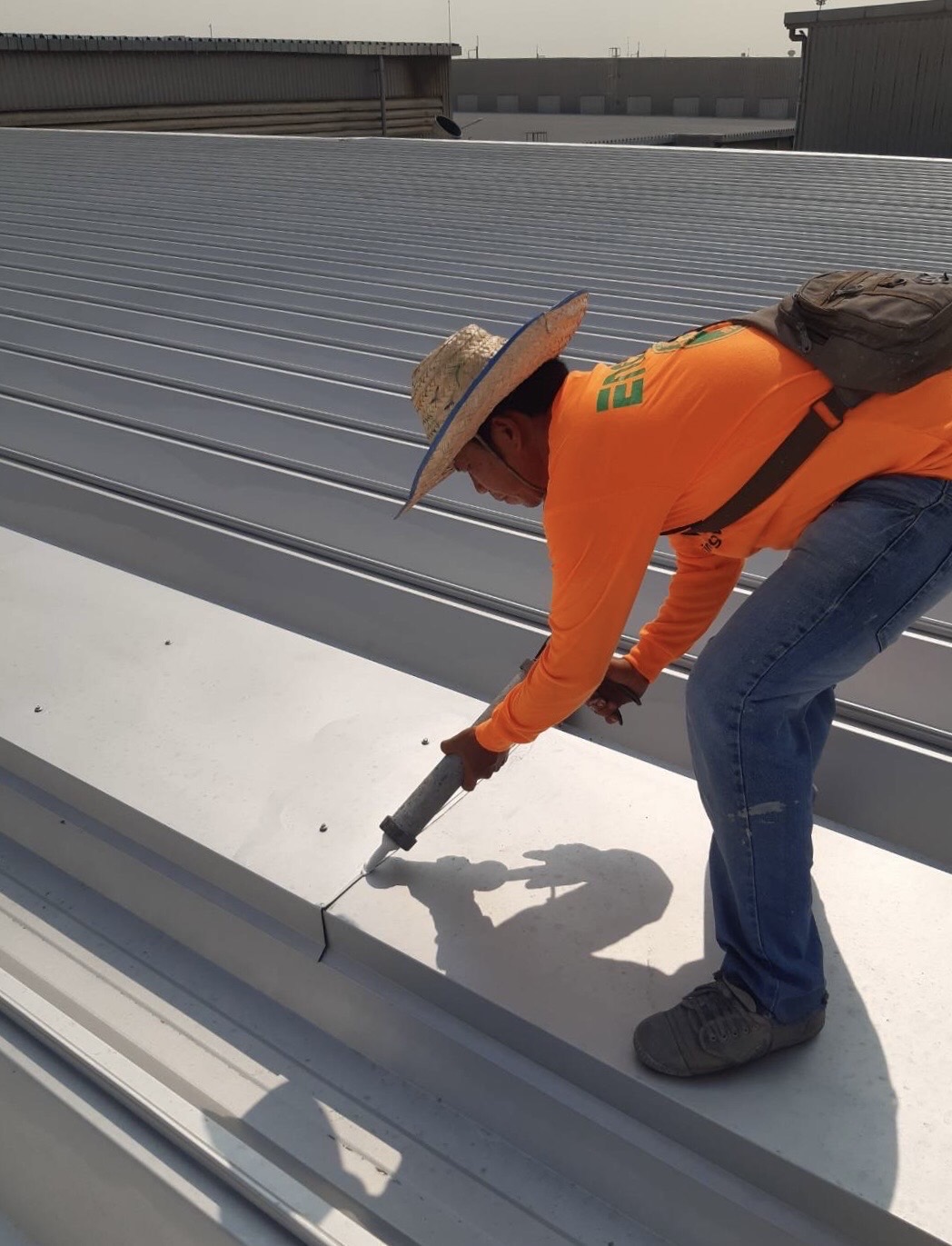 งานซ่อมรั่วซึมซ่อมแซมรอยร้าวและทาสีใหม่