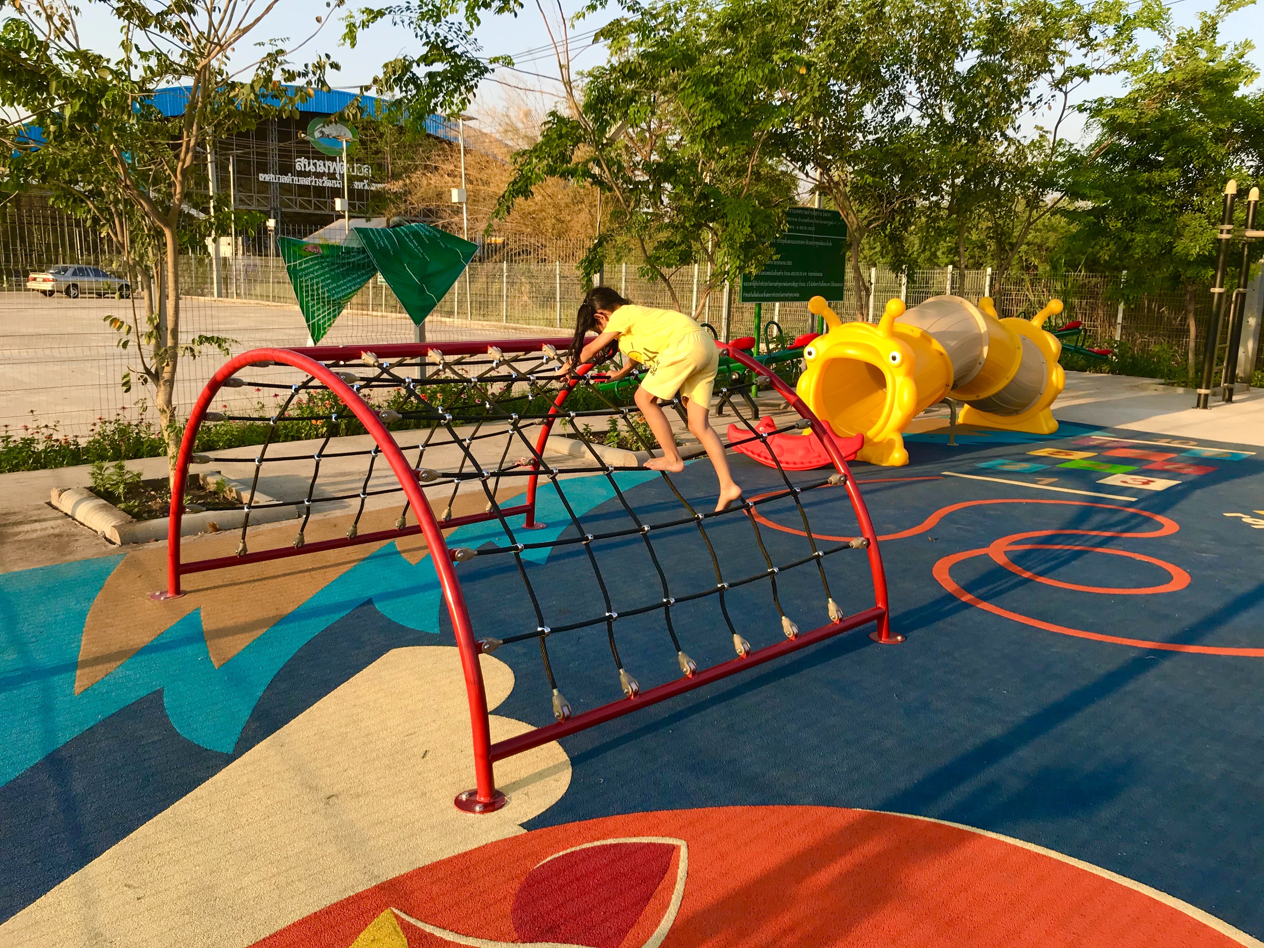 งานทำพื้นสนามเด็กเล่น