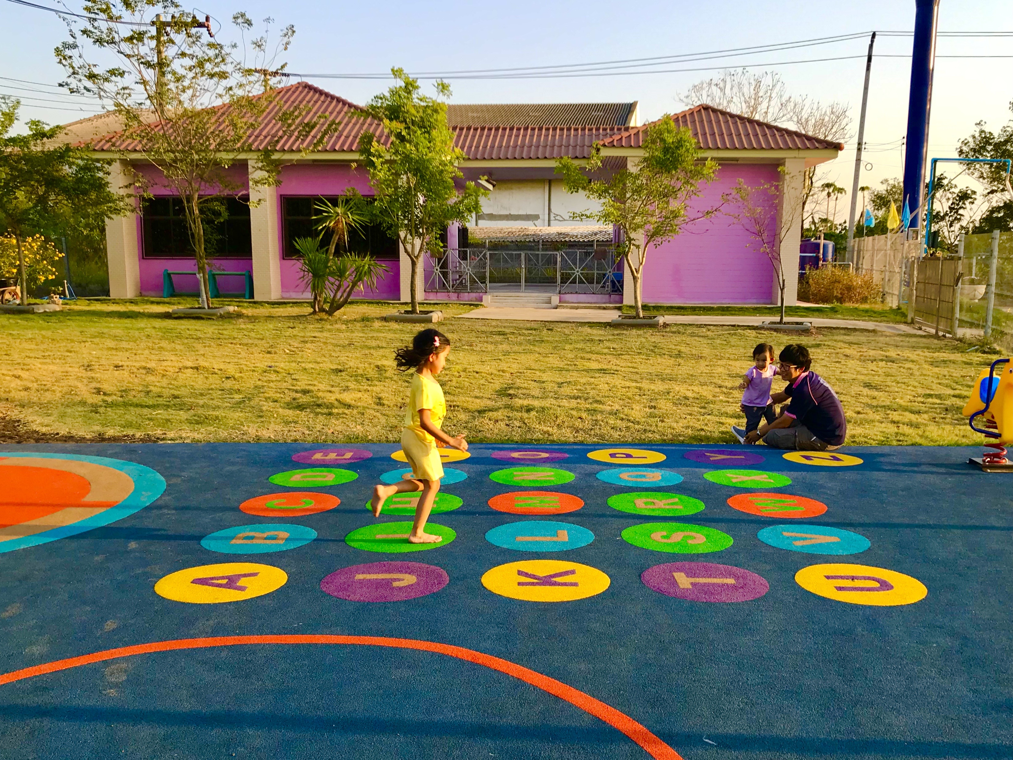 งานทำพื้นสนามเด็กเล่น