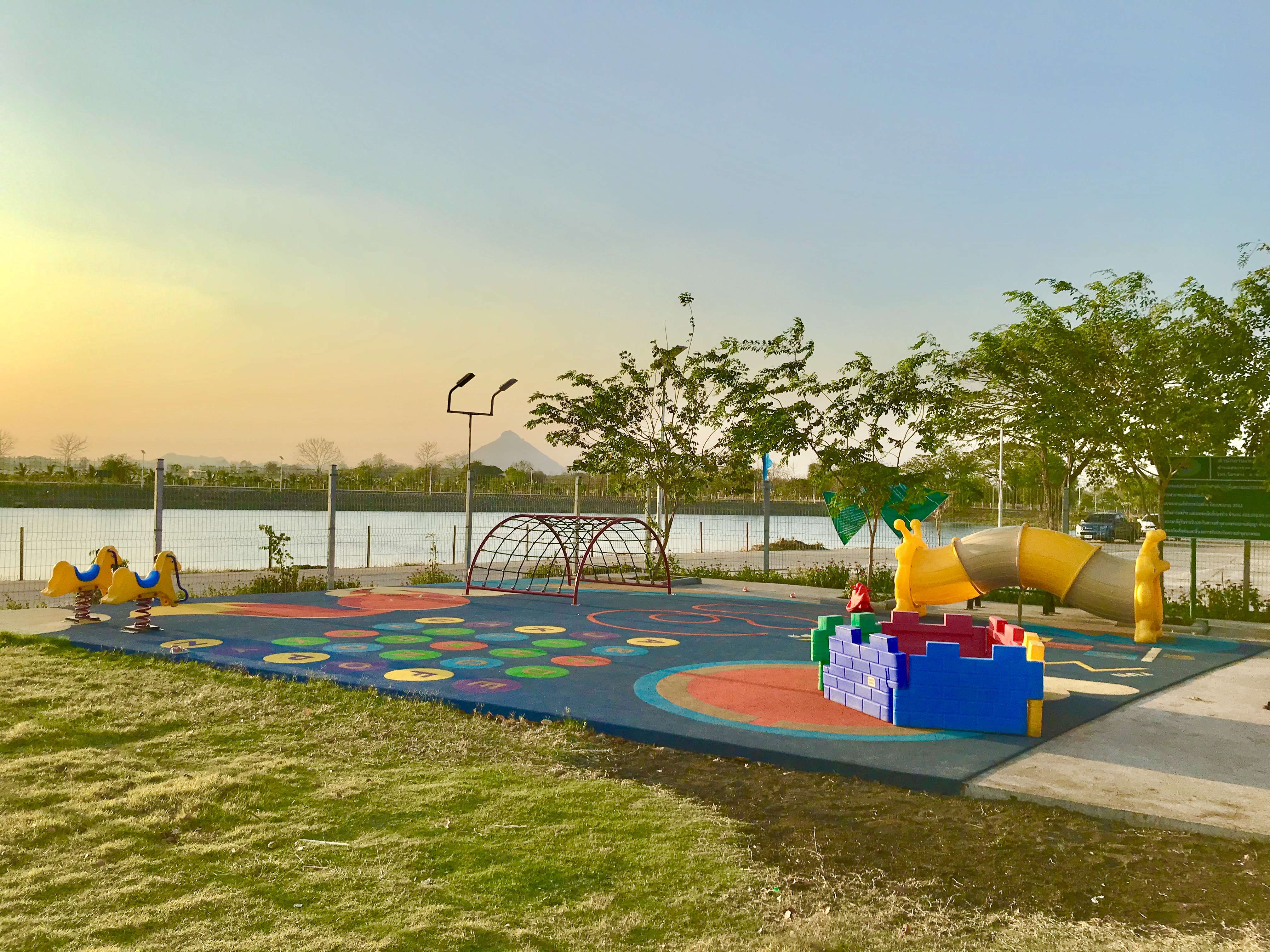 งานทำพื้นสนามเด็กเล่น